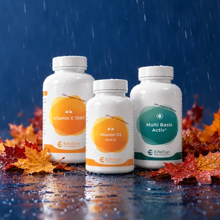 Schmuddelwetter Paket mit Vitamin C 1000, Vitamin D3 3000 IE und Multi Basis Aktiv+ vor herbstlicher Regenkulisse